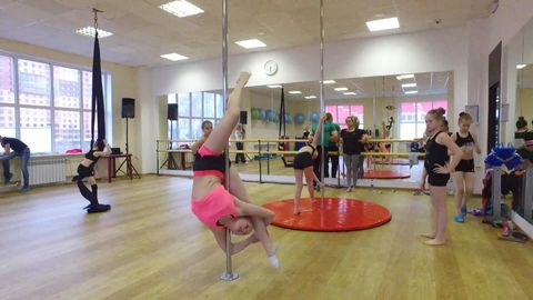 ポールダンスを頑張る欧米のちびっ*たち　U-15　柔軟な体を持つ美少女たち